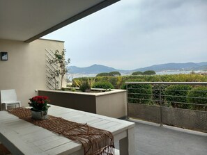 Outdoor dining - Magnificent apartment 2 minutes walk from the beach and shops (Grosseto-Prugna)