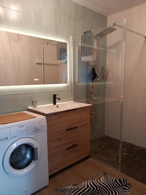 Een douche, een haardroger, handdoeken