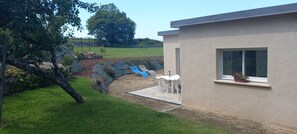 Outdoor dining - single-storey gîte in a quiet location (Plouider)