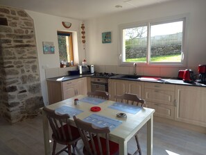 Private kitchen - single-storey gîte in a quiet location (Plouider)