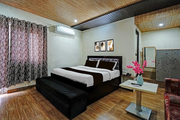 1 bedroom, desk, bed sheets