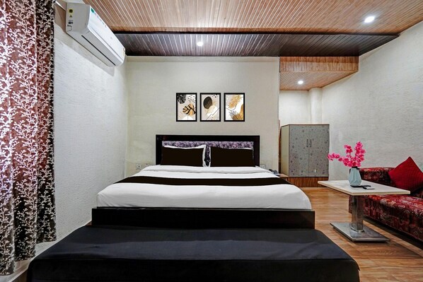 1 bedroom, desk, bed sheets