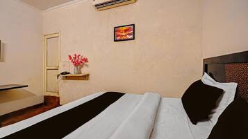 1 soverom, skrivebord og sengetøy