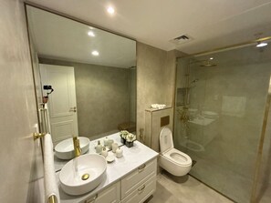 Ducha, secador de pelo, bidet, toallas