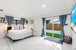3 slaapkamers, een bureau, een strijkplank/strijkijzer, reisbedje