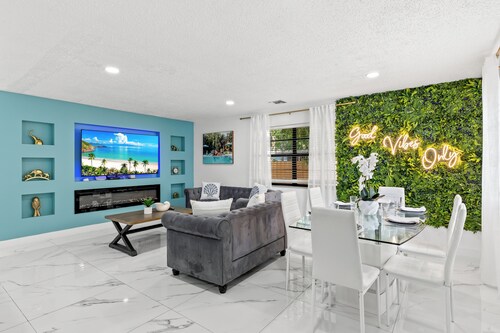 Private Pool + Game Room + Indoor Basketball Hoop + Near Las Olas & Beach