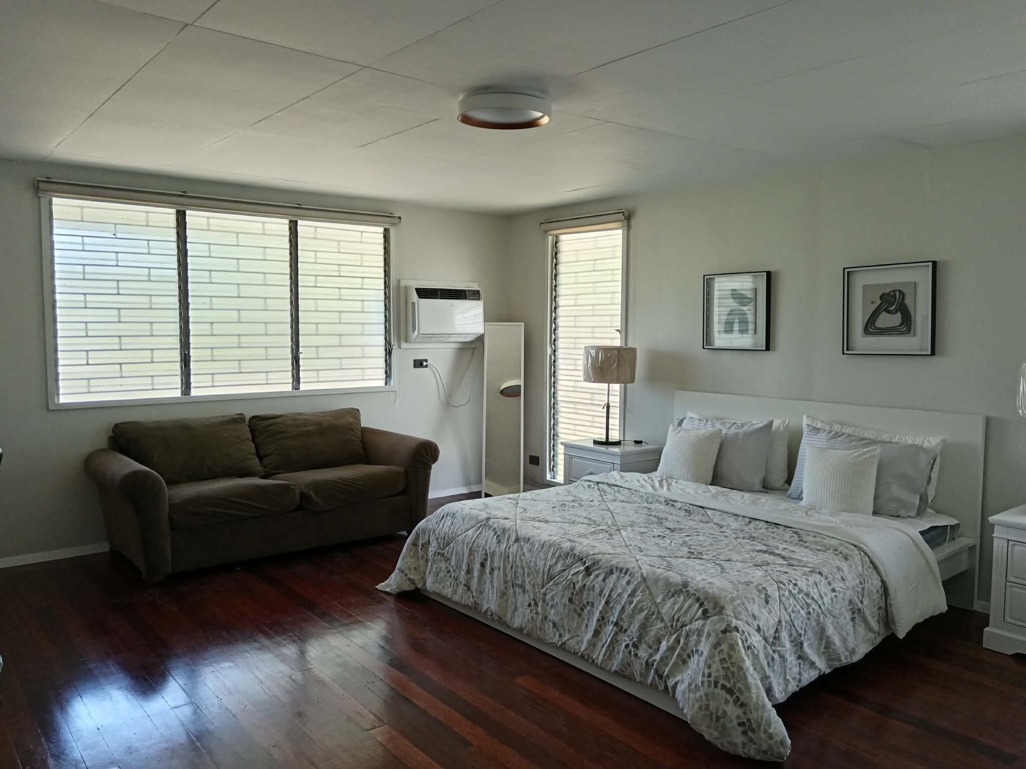 4 bedrooms, iron/ironing board, internet, bed sheets