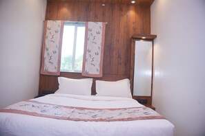 Deluxe Double Room, Patio, Pool View - Venkat's The MOUNTAIN by Redwings (Khalapur)