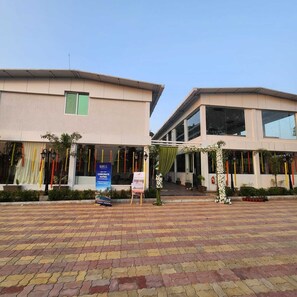 Unclassified image, 5 of 12, button - Venkat's The MOUNTAIN by Redwings (Khalapur)