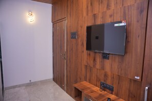 Deluxe Double Room, Patio, Pool View | Interior - Venkat's The MOUNTAIN by Redwings (Khalapur)