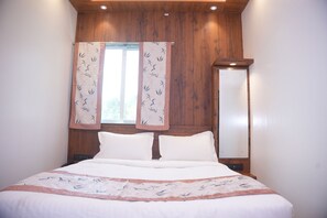 Deluxe Double Room, Patio, Pool View - Venkat's The MOUNTAIN by Redwings (Khalapur)