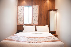 Deluxe Double Room, Patio, Pool View - Venkat's The MOUNTAIN by Redwings (Khalapur)