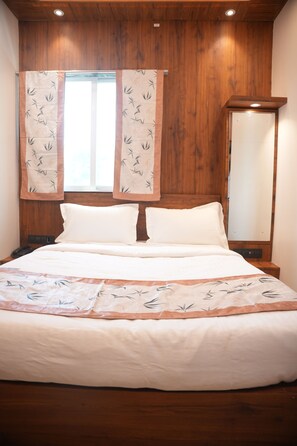 Deluxe Double Room, Patio, Pool View - Venkat's The MOUNTAIN by Redwings (Khalapur)