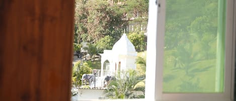 Chambre Standard, patio, vue piscine | Bureau, Wi-Fi gratuit