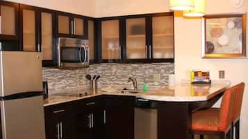 Geladeira, micro-ondas, cooktop, lava-louças