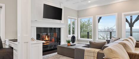 Smart TV, fireplace