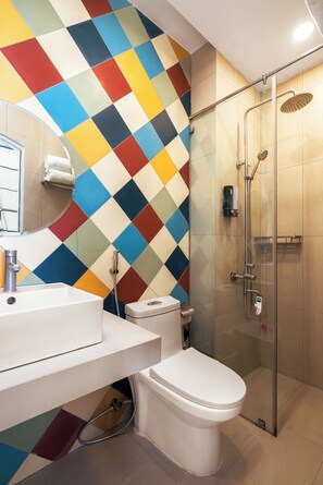 Deluxe Room | Bathroom | Shower, free toiletries, hair dryer, towels - Dream Land (Cau Kho)