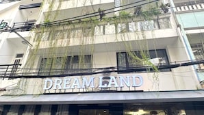 Ein Gebäude mit einer Schrifttafel, auf der "DREAMLAND" steht, im unteren Bereich.