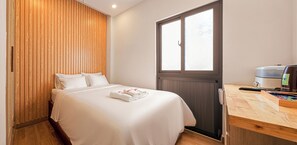 ห้องสแตนดาร์ด (Window) | โต๊ะทำงาน, เตารีด/โต๊ะรีดผ้า, Wi-Fi ฟรี, ผ้าปูที่นอน