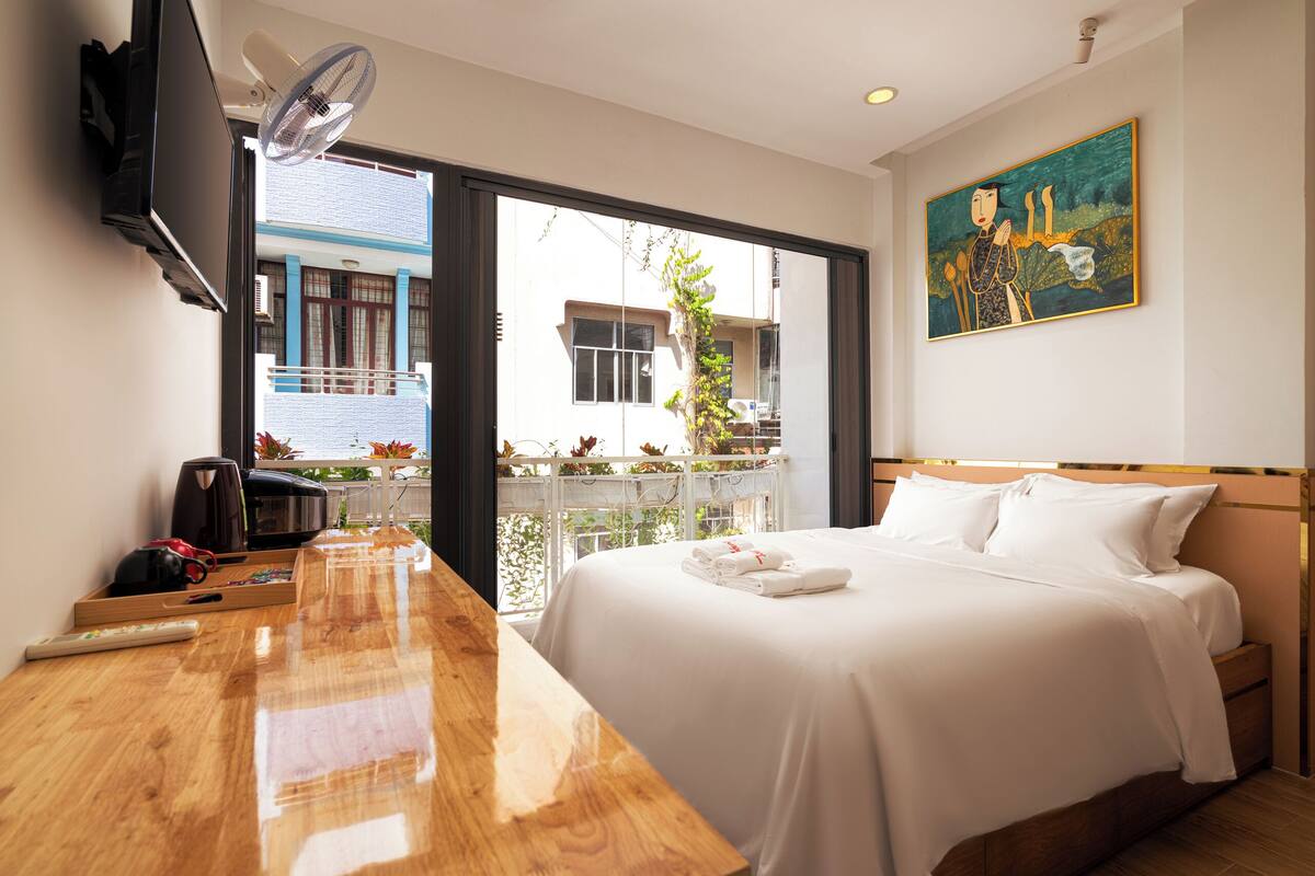 Deluxe Room, Balcony | Meja, seterika/papan seterika, Wi-fi percuma, cadar katil 