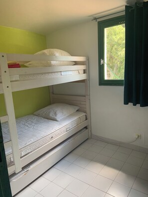 2 habitaciones y tabla de planchar con plancha 