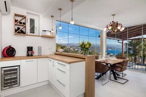 Fridge, microwave, oven, stovetop - Veranda - Seaview Apartment (Opatija)