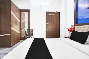 1 slaapkamer, een bureau, beddengoed