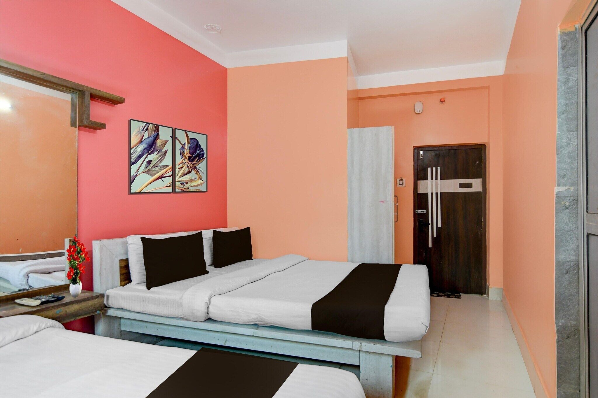 1 多间卧室、办公桌、床单