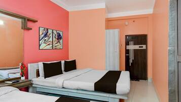 1 多间卧室、办公桌、床单