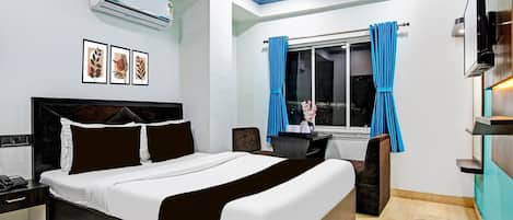 1 habitación, escritorio y ropa de cama