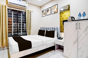 1 bedroom, desk, bed sheets - Hotel O Marquis Street BK International (Kolkata)