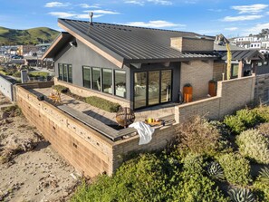 Property grounds - Oceanfront Cayucos Home + On the Sand + Firepit + Views + Steps to Cayucos Pier (Cayucos)