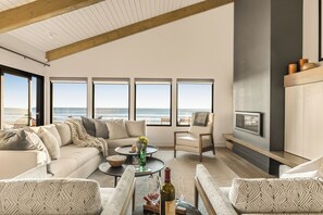 Smart TV, fireplace - Oceanfront Cayucos Home + On the Sand + Firepit + Views + Steps to Cayucos Pier (Cayucos)