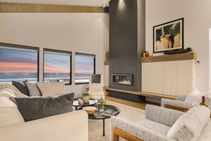 Smart TV, fireplace - Oceanfront Cayucos Home + On the Sand + Firepit + Views + Steps to Cayucos Pier (Cayucos)