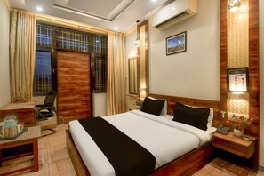 1 slaapkamer, een bureau, beddengoed