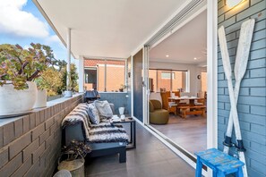 Outdoor dining - Luxe St Kilda Retreat by Ready Set Stay (St Kilda)