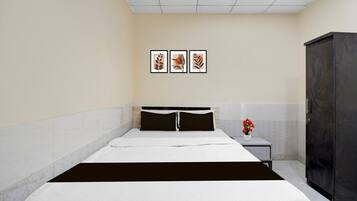 Escritorio y ropa de cama