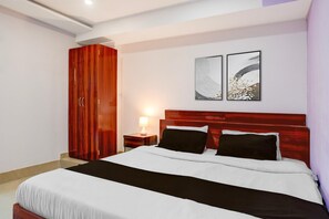 1 Schlafzimmer, Schreibtisch, Bettwäsche