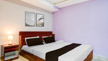 1 soverom, skrivebord og sengetøy