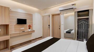 1 habitación, escritorio y ropa de cama