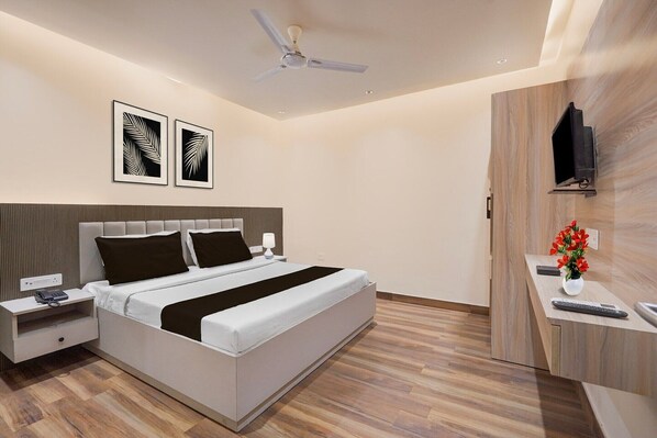 1 bedroom, desk, bed sheets