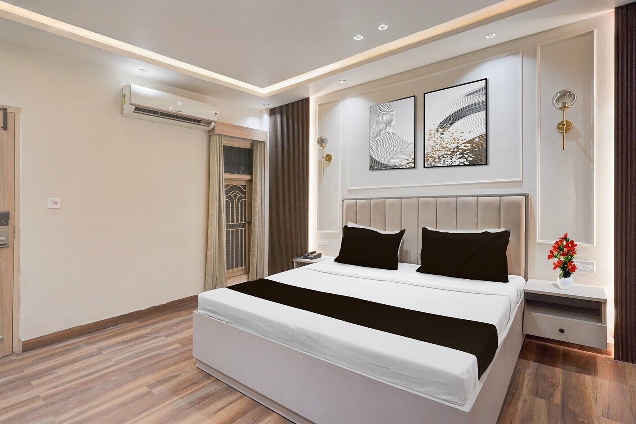 1 quarto, escrivaninha, roupa de cama