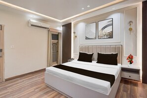 1 bedroom, desk, bed sheets