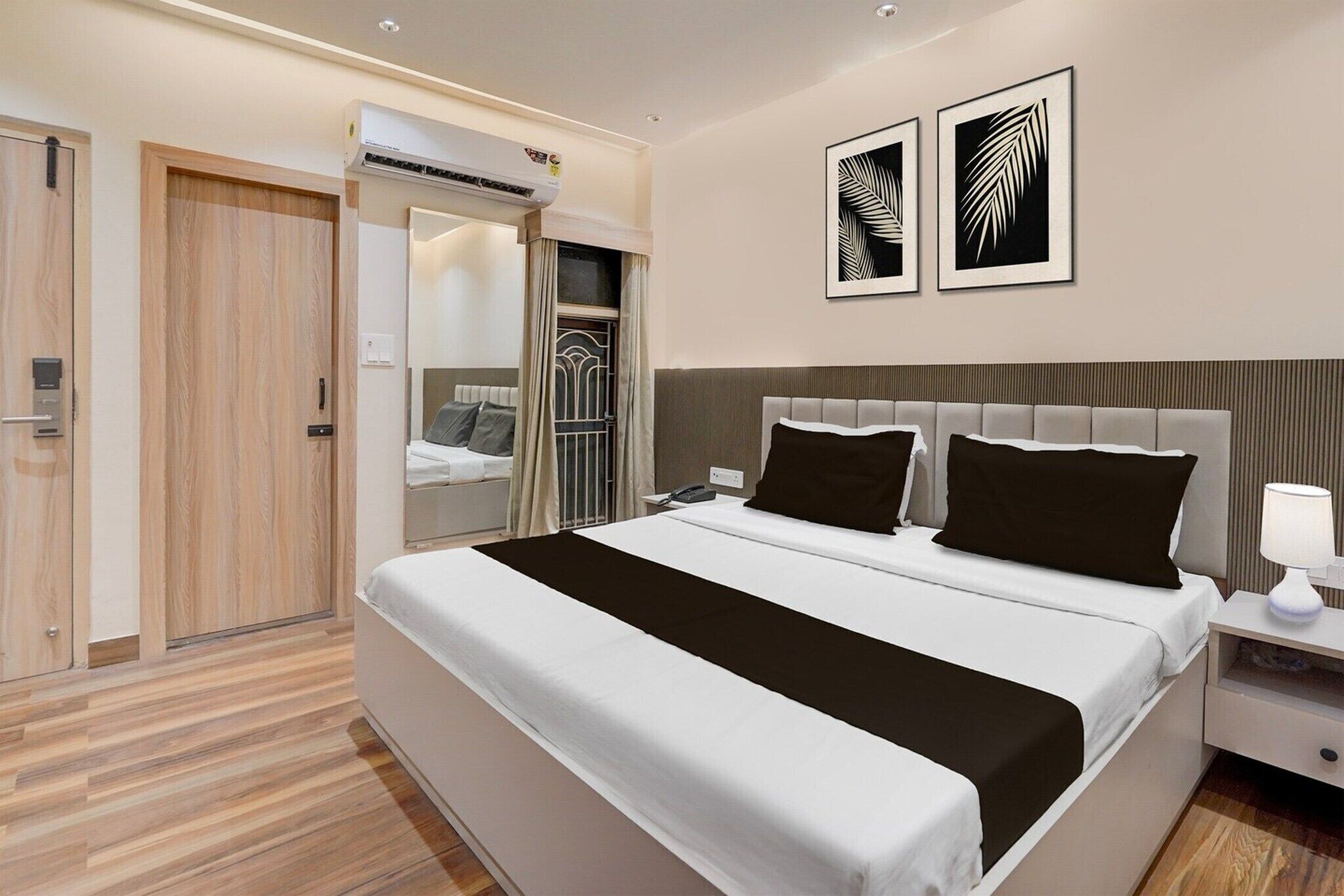 1 quarto, escrivaninha, roupa de cama