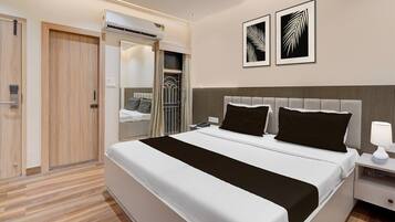 1 quarto, escrivaninha, roupa de cama