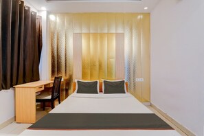 1 Schlafzimmer, Schreibtisch, Bettwäsche