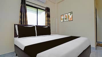 1 quarto, escrivaninha, roupa de cama