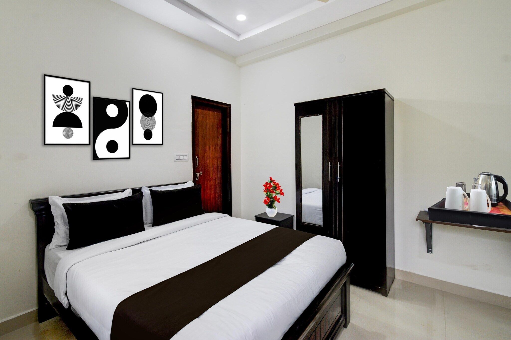 1 quarto, escrivaninha, roupa de cama