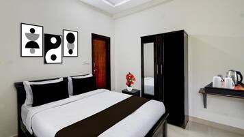 1 quarto, escrivaninha, roupa de cama