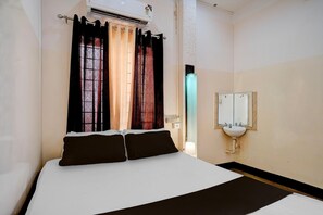 1 soveværelse, skrivebord, sengetøj